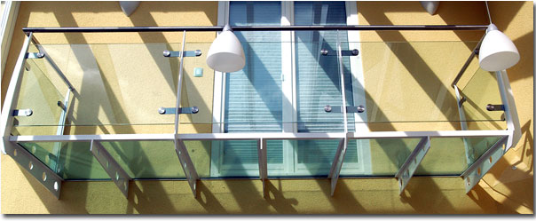 Balkon mit Glasboden und Geländer auf Brennteilträgern