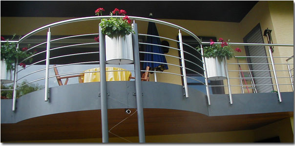 Balkon mit Stütze Ober- und Unterseite mit Holz verkleidet Reelinggeländer